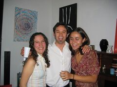 Dos chicas guapas con John.JPG